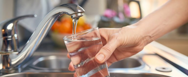 Питьевая вода из-под крана: 4 причины начать!